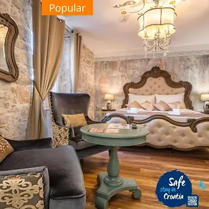 https://plaza-marchi-old-town.splithotels.org
